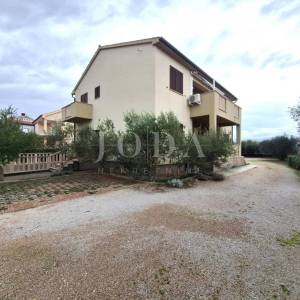 Kuća s prostranom okućnicom i bazenom na iznimnoj lokaciji