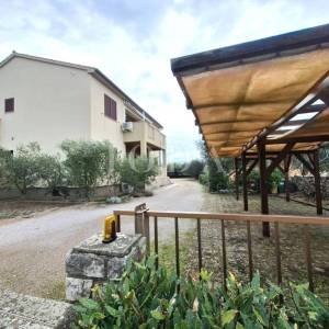 Kuća s prostranom okućnicom i bazenom na iznimnoj lokaciji