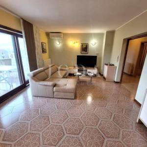 Kuća s prostranom okućnicom i bazenom na iznimnoj lokaciji