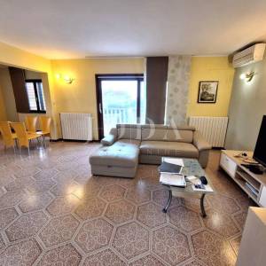 Kuća s prostranom okućnicom i bazenom na iznimnoj lokaciji