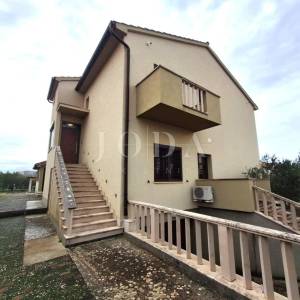 Kuća s prostranom okućnicom i bazenom na iznimnoj lokaciji