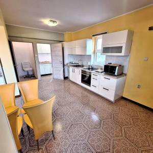 Kuća s prostranom okućnicom i bazenom na iznimnoj lokaciji