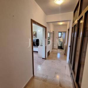 Kuća s prostranom okućnicom i bazenom na iznimnoj lokaciji