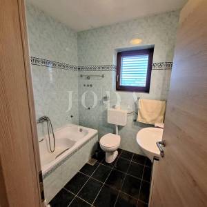 Kuća s prostranom okućnicom i bazenom na iznimnoj lokaciji