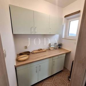 Kuća s prostranom okućnicom i bazenom na iznimnoj lokaciji