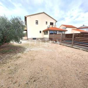 Kuća s prostranom okućnicom i bazenom na iznimnoj lokaciji