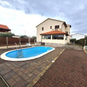 Kuća s prostranom okućnicom i bazenom na iznimnoj lokaciji