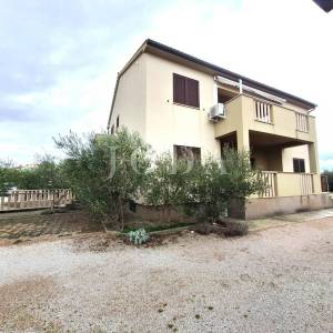 Kuća s prostranom okućnicom i bazenom na iznimnoj lokaciji