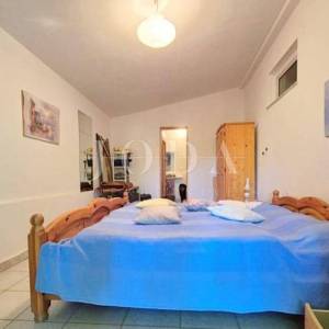 Kuća s prostranom okućnicom u mirnom okruženju, Krk