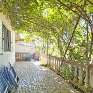 Kuća s prostranom okućnicom u mirnom okruženju, Krk