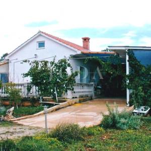 Kuća s prostranom okućnicom u mirnom okruženju, Krk