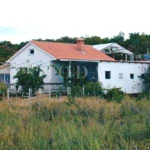 Kuća s prostranom okućnicom u mirnom okruženju, Krk