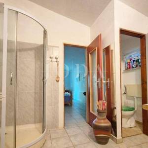 Kuća s prostranom okućnicom u mirnom okruženju, Krk