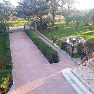 Kuća s tri stana i velikim zemljištem okružena vinogradima i maslinicima