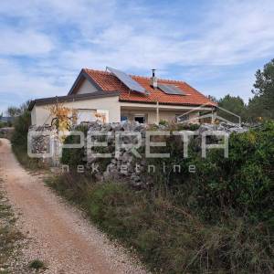 Kuća s velikim zemljištem i maslinama u Bogdanovićima