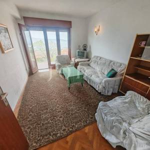 Kuća sa dva stana i garažom 200m od mora