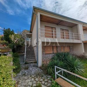 Kuća sa dva stana i garažom 200m od mora