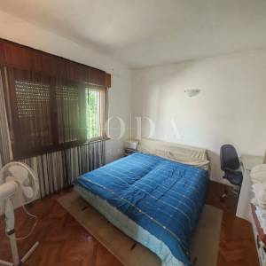 Kuća sa dva stana i garažom 200m od mora