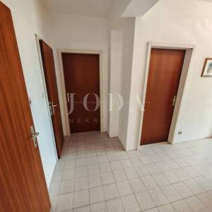 Kuća sa dva stana i garažom 200m od mora