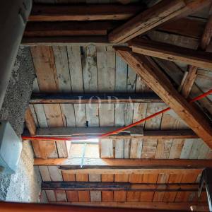 Kuća sa dva stana i garažom 200m od mora