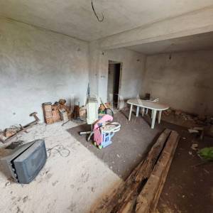 Kuća sa dva stana i garažom 200m od mora