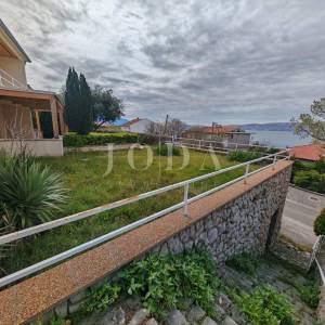 Kuća sa dva stana i garažom 200m od mora