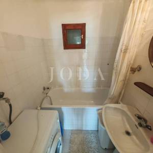 Kuća sa dva stana i garažom 200m od mora