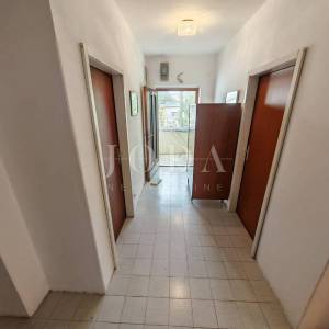 Kuća sa dva stana i garažom 200m od mora