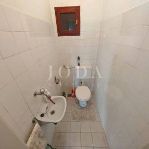 Kuća sa dva stana i garažom 200m od mora