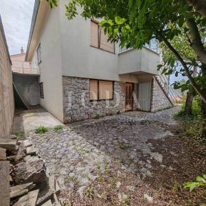 Kuća sa dva stana i garažom 200m od mora