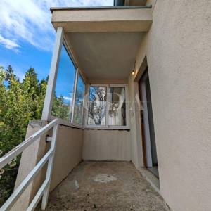 Kuća sa dva stana i garažom 200m od mora