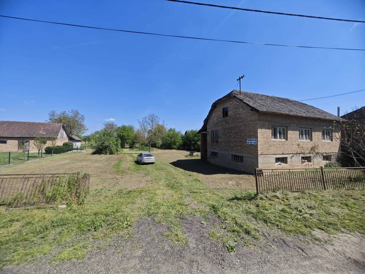 Kuća sa voćnjakom, poljoprivrednim zemljištem i šumom , 34 000 m2