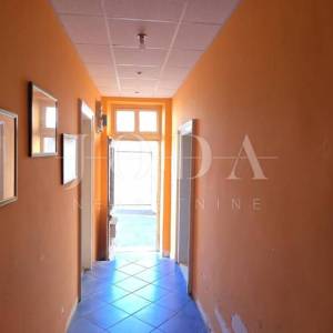 Kuća u centru Crikvenice, 150 m², 200 m od mora – potencijal za investiciju