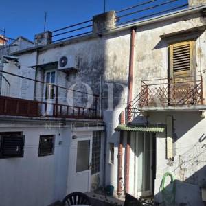 Kuća u centru Crikvenice, 150 m², 200 m od mora – potencijal za investiciju