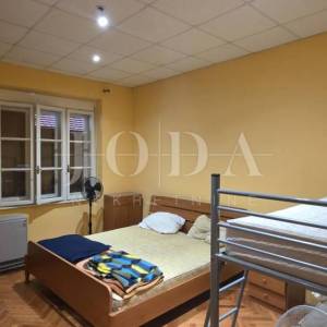 Kuća u centru Crikvenice, 150 m², 200 m od mora – potencijal za investiciju