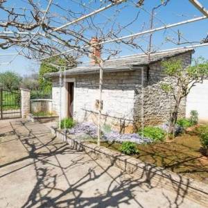 Kuća Žminj 200 m² s pomoćnim objektima, garažom i dvorištem 