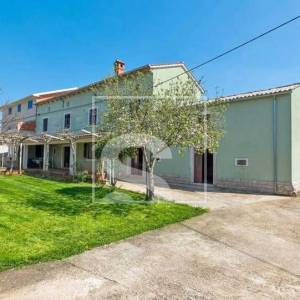 Kuća Žminj 200 m² s pomoćnim objektima, garažom i dvorištem 