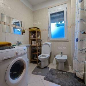 LABIN, Apartman s pogledom na more i vrtom