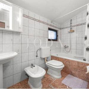 Ližnjan, kuća sa tri stambene jedinice 