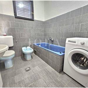 Ližnjan, kuća sa tri stambene jedinice 