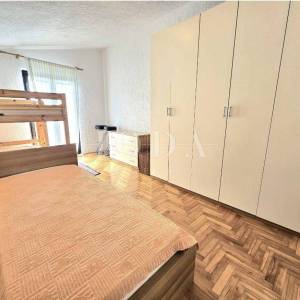 Ližnjan, kuća sa tri stambene jedinice 