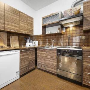 Ližnjan, kuća sa tri stambene jedinice 