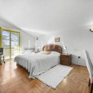 Ližnjan, kuća sa tri stambene jedinice 