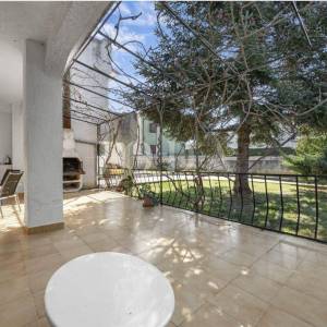 Ližnjan, kuća sa tri stambene jedinice 