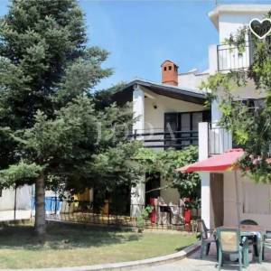 Ližnjan, kuća sa tri stambene jedinice 