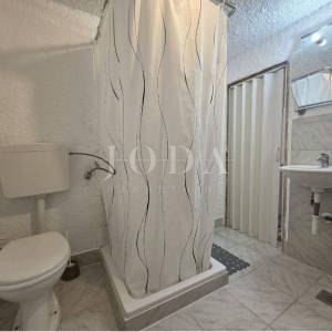 Ližnjan, kuća sa tri stambene jedinice 