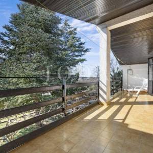 Ližnjan, kuća sa tri stambene jedinice 