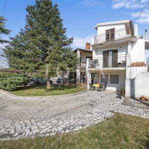 Ližnjan, kuća sa tri stambene jedinice 