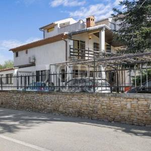 Ližnjan, kuća sa tri stambene jedinice 