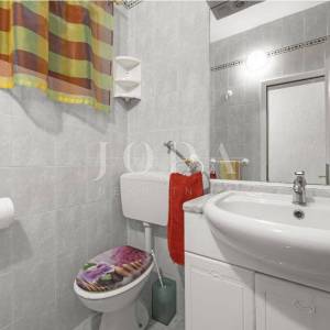 Ližnjan, kuća sa tri stambene jedinice 